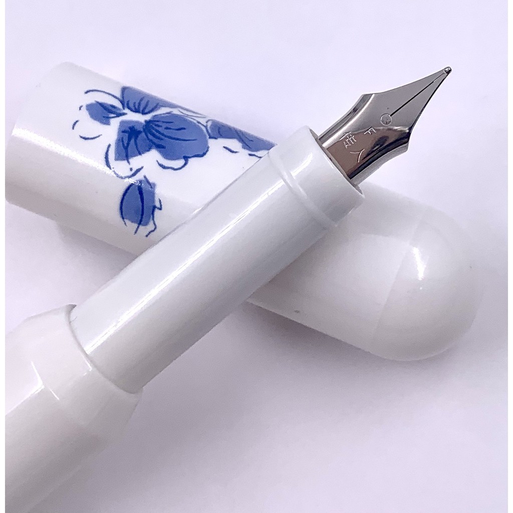 Bút máy CHREN Truyền Nhân 3561, màu sắc tươi trẻ, kiểu dáng hiện đại, phù hợp cho học sinh, sinh viên.