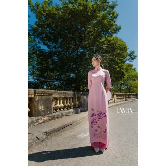 Áo dài Hồng Liên nhẹ nhàng tinh tế phù hợp cho các nàng thích sự nhẹ nhàng tinh tế thiết kế hoa sen nổi bật