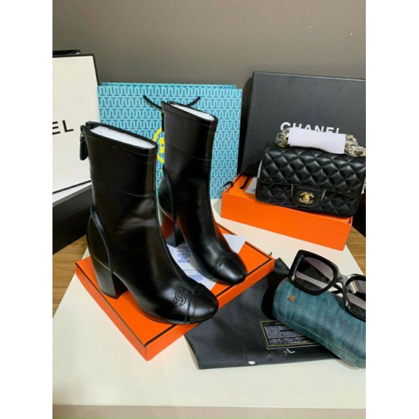 Boots Chanell da lì mũi tròn gót vuông đen trắng