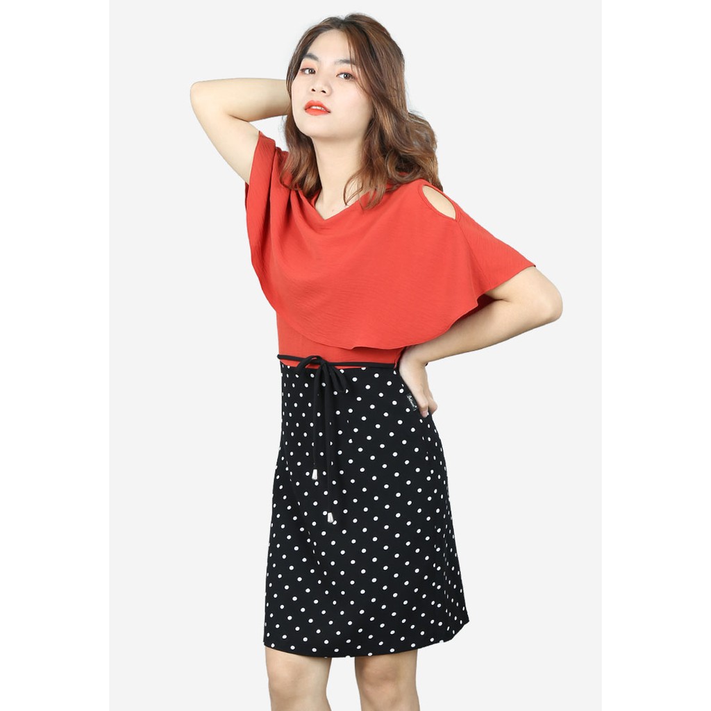 Đầm 1 lớp tay cánh dơi lỡ nhăn cam phối mango đen bi trắng cổ tim dáng ôm dây nơ eo The One Fashion DDC2151CADE