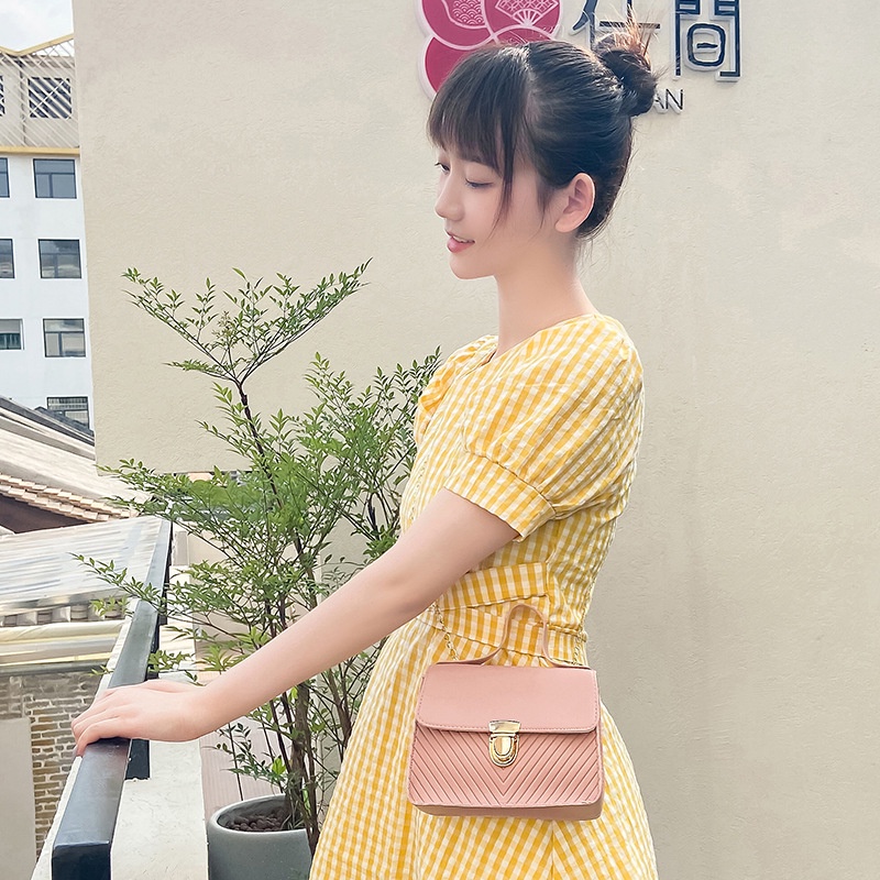 Túi Xách Đeo Vai Kiểu Vuông Nhỏ Phối Dây Xích Thời Trang Nữ Sành Điệu