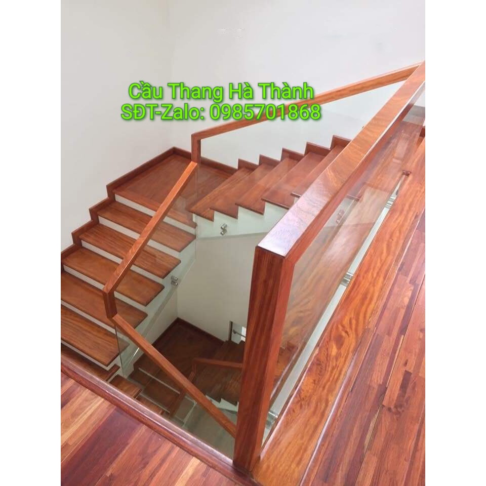 Cầu thang kính tay vịn gỗ vuông đẹp giá rẻ