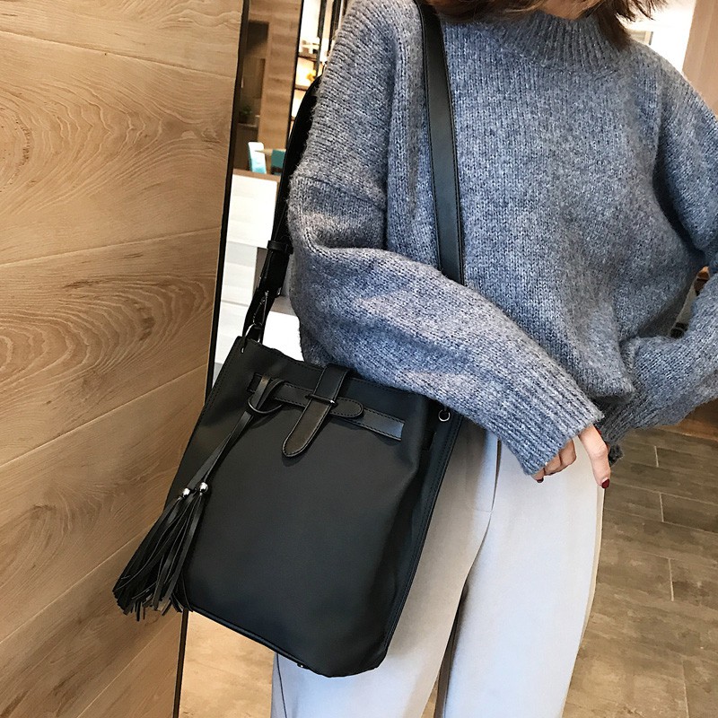 Túi da lộn đeo chéo kèm dây tua rua màu cực tây - P029