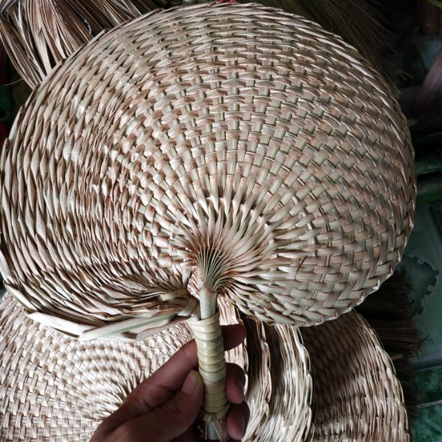 Quạt tay đan bằng lá cọ