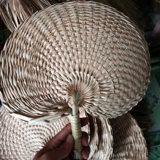 Quạt tay đan bằng lá cọ