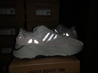 Giày sneaker yeezy boost700 "sail"