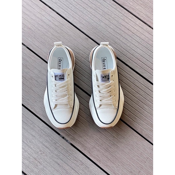 Giày thể thao đế nâu