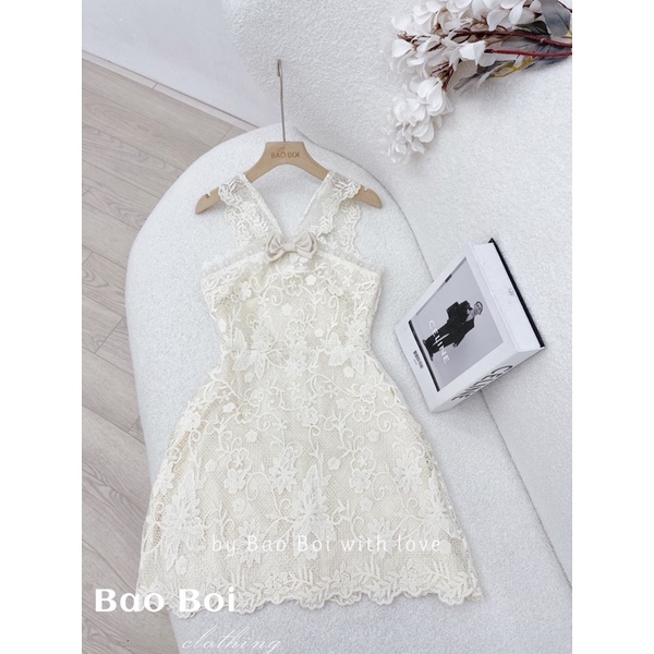 Váy ren hoa cổ yếm