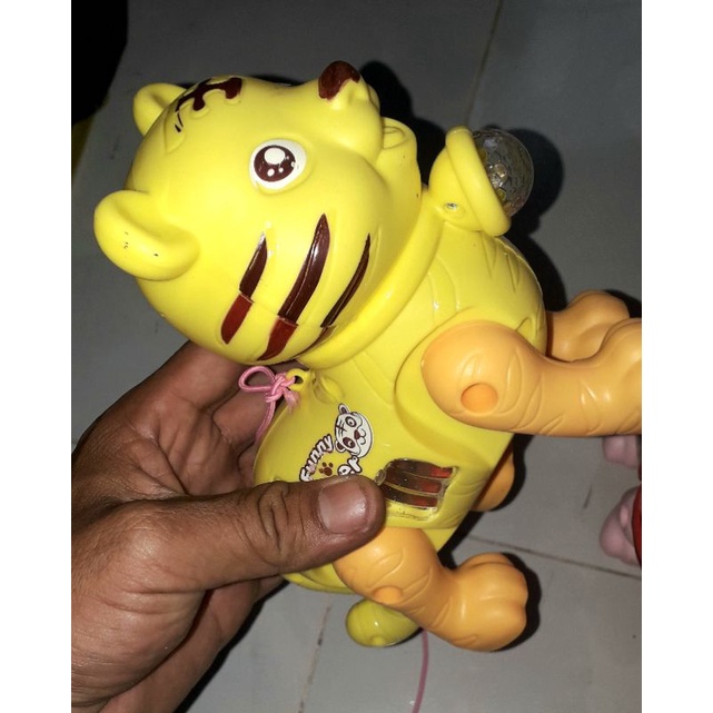 Mô hình chú Hổ đi dạo bằng nhựa có nhạc và đèn led rất đẹp tặng kèm pin