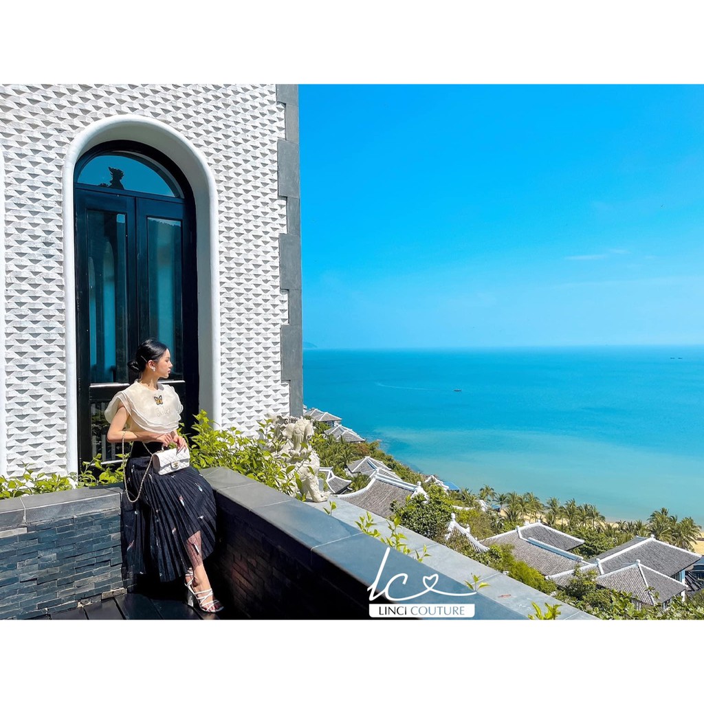 Set Lumie áo tơ trắng,cổ tròn 3 lớp đính đá pha lê hình bướm và chân váy ren đen thêu lông vũ cạp cao