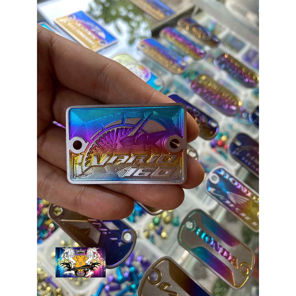 LOGO TITAN GẮN NẮP BÌNH DẦU TAY THẮNG XE WAVE , HD, SIRUS, YAMAHA , VARIO, SONIC, WINER, EX