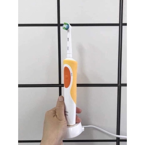 BÀN CHẢI ĐIỆN ORAL B D12 KÈM 4 ĐẦU THAY