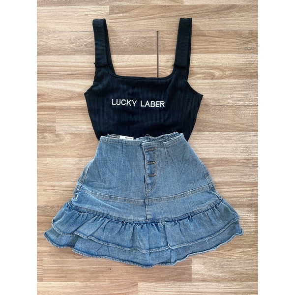 Set áo vạt bầu thêu chữ Lucky laber và chân váy jean tầng xoè