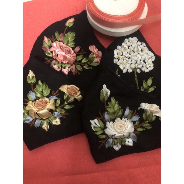 Khẩu trang thêu handmade