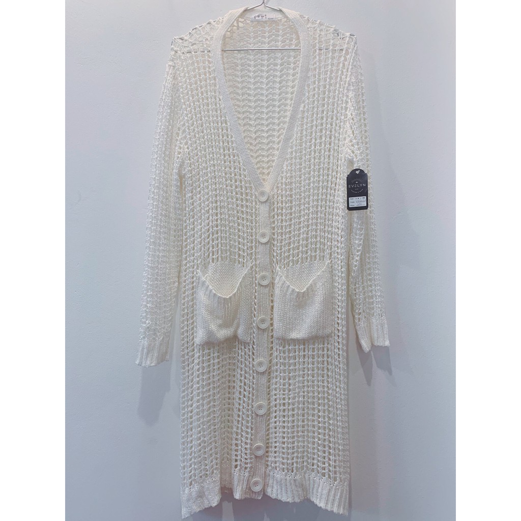 ÁO KHOÁC DÀI NỮ - SURI KOREA – LEN LƯỚI – TRẮNG SỮA – DÀI TAY – CỔ TIM – SIZE L – 2 TÚI TRƯỚC – ĐÓNG CÚC TRƯỚC – FIT LAD
