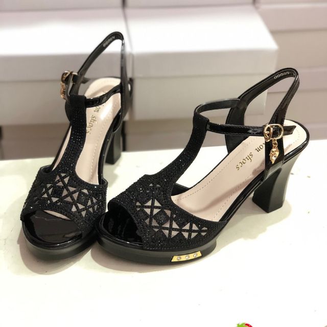 Xăng đan quai đá