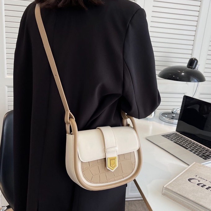 Túi xách nữ kẹp nách đeo chéo da mềm viền vòm khóa nhọn cao cấp CV35
