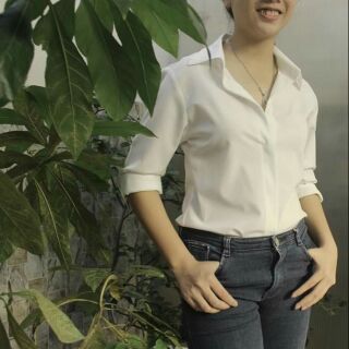 ÁO SƠ MI TRẮNG NỬ VỚI CHẤT LIỆU VẢI MỀM KHÔNG NHẮN CÁC BẠN ĐI HỌC HAY ĐI LÀM ĐIỀU THÍCH Ạ ĐÂY LÀ HÌNH SHOP TỰ CHỤP ĐẤY Ạ