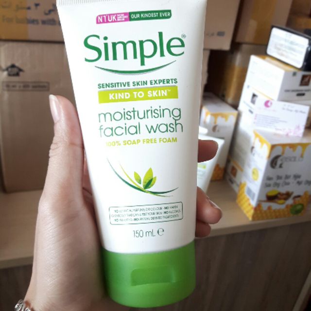 Sữa rửa mặt Simple Kind To Skin Moisturising Facial Wash