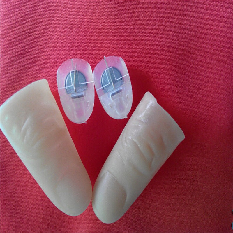 1 Cặp Đầu Ngón Tay Cái Phát Sáng Ma Thuật Vào Buổi Tối