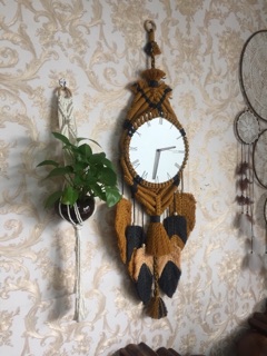 Đồng hồ treo tường macrame lông vũ