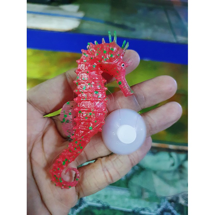 CÁ NGỰA CAO SU DẠ QUANG TRANG TRÍ HỒ CÁ DÀI 9CM