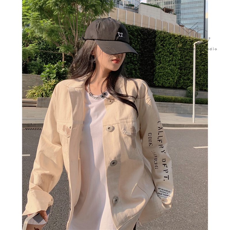 Áo khoác denim màu trắng sữa có vệt màu loang in chữ sau lưng phong cách cá tính