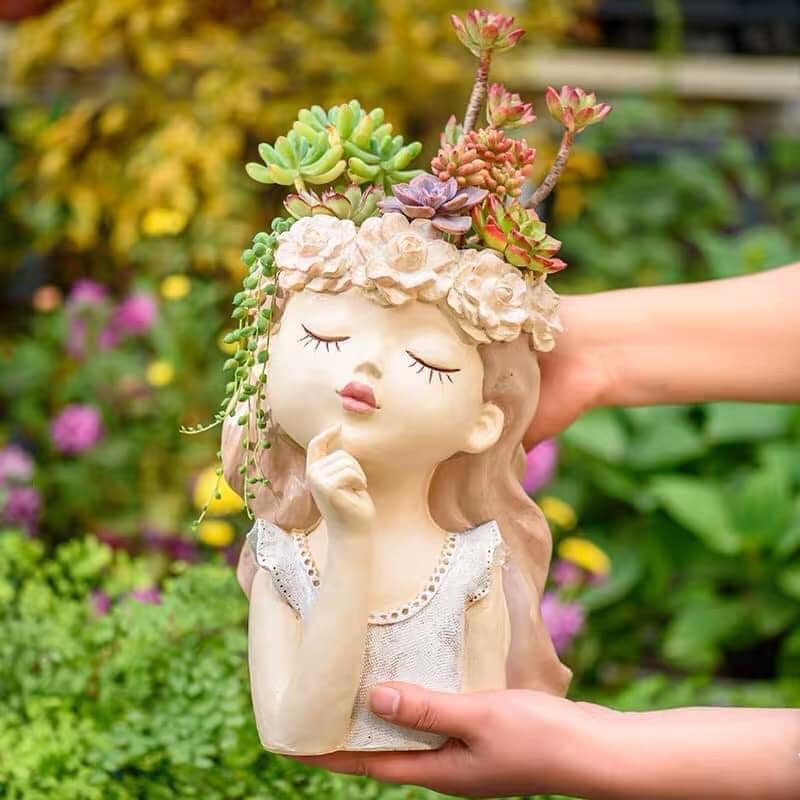 Chậu cây, lọ hoa cô gái trồng cây trang trí xinh xắn