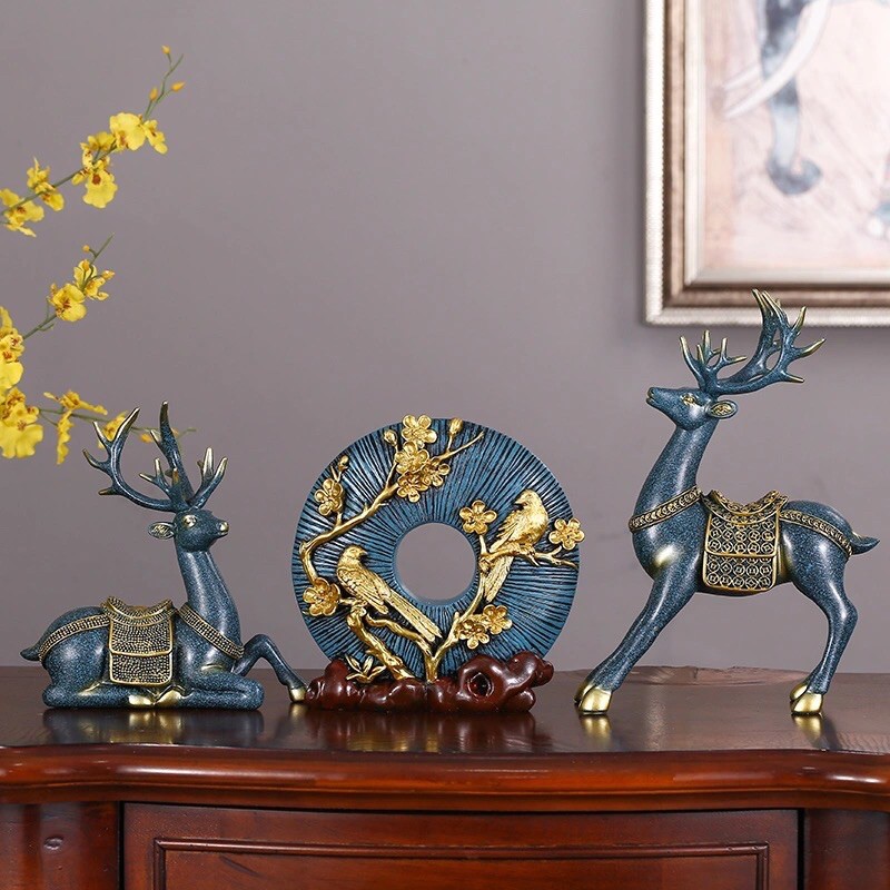 Cặp hươu may mắn và đĩa hoa đào đỏ