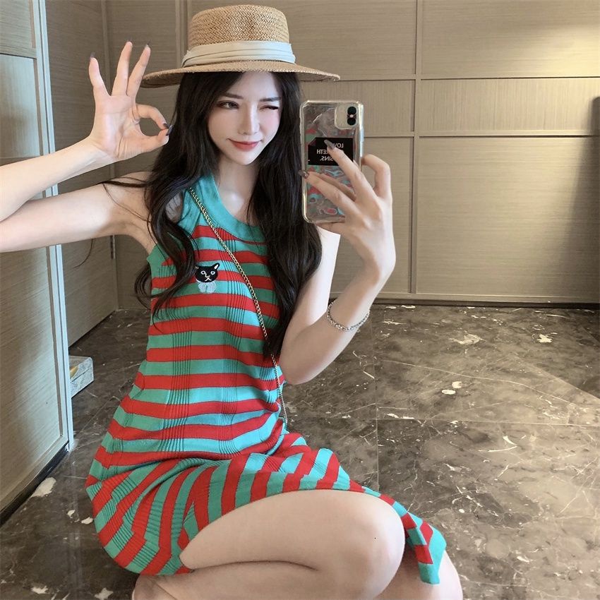 Đầm dệt kim dáng dài họa tiết kẻ sọc phối xẻ tà thời trang retro cá tính