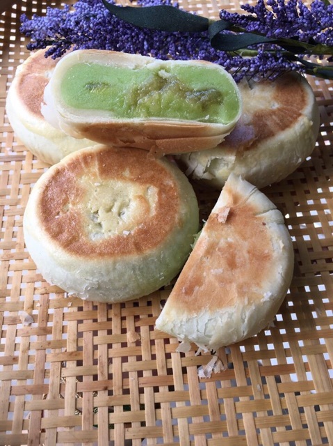 Bánh Pía 3 nhân đậu xanh sầu riêng lá dứa