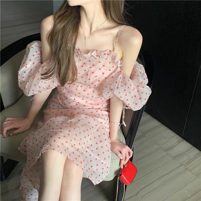 Váy trễ vai chấm bi tay bồng. dáng vay đuôi cá cực kì sang, trẻ trung