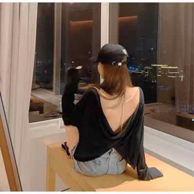 Áo thun tay dài hở lưng dây chuỗi hạt