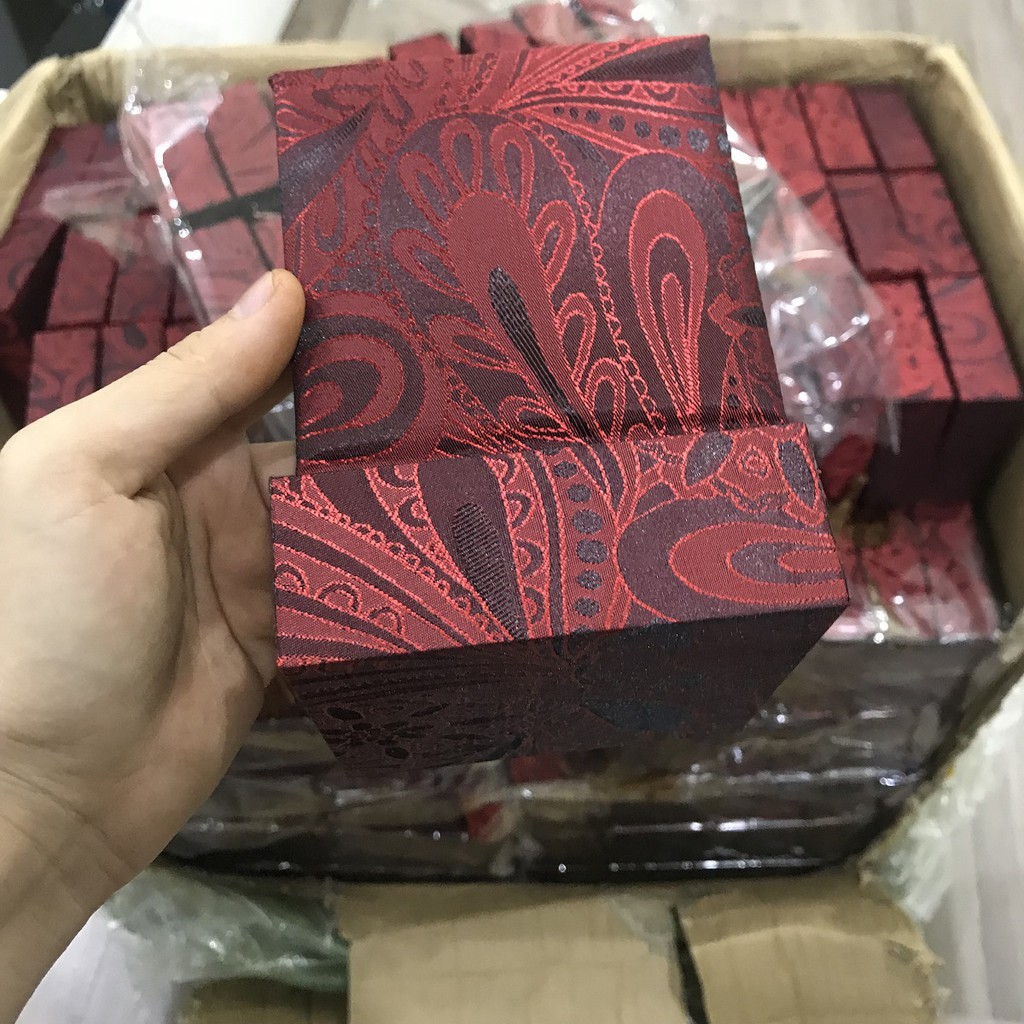 Hộp gấm đựng vòng phong thủy cao cấp 10x10 màu đỏ có hoa văn bên trong vải nhung đen (mua nhiều giá sỉ)