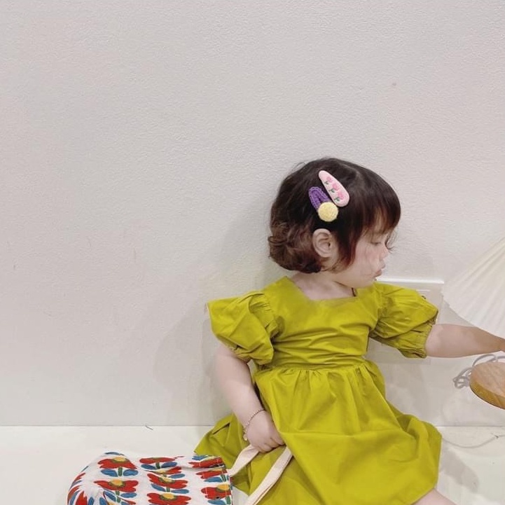 Váy trơn màu nổi cổ vuông bé gái AM947