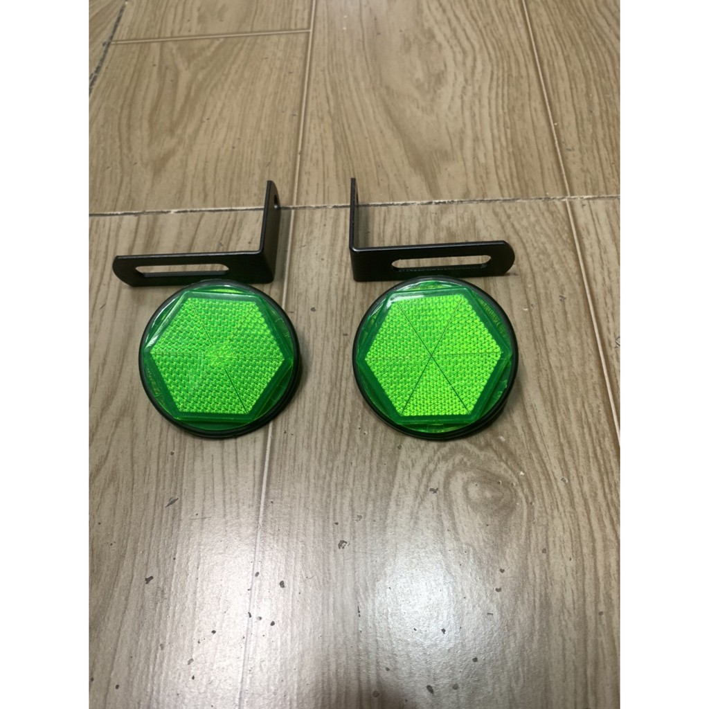 mắt mèo gắn dè bảng số kiểu 6 cạnh bas sắt màu xanh lá