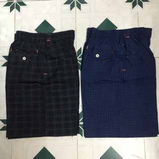 Quần đùi kẻ chất liệu kaki mỏng, đường may chắc chắn