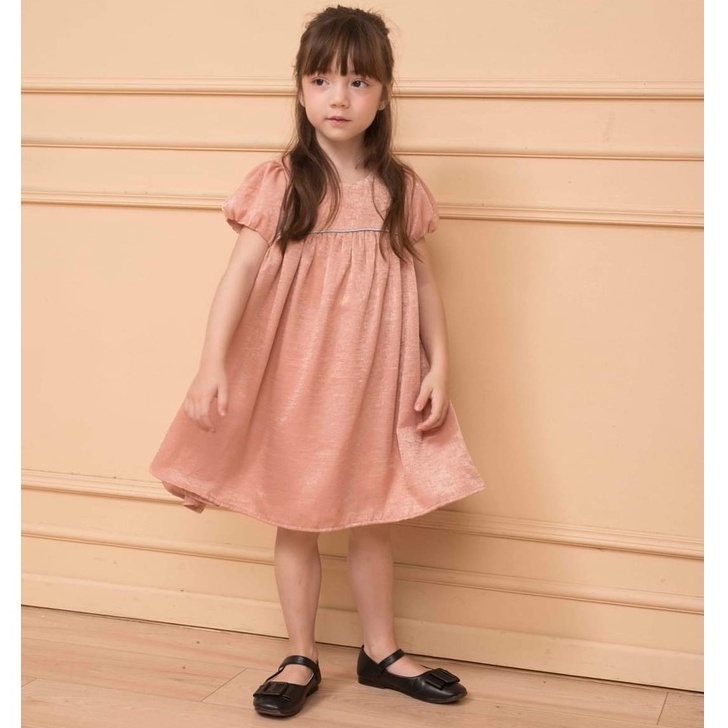 Đầm babydoll tay phồng chất liệu lụa bóng cho bé