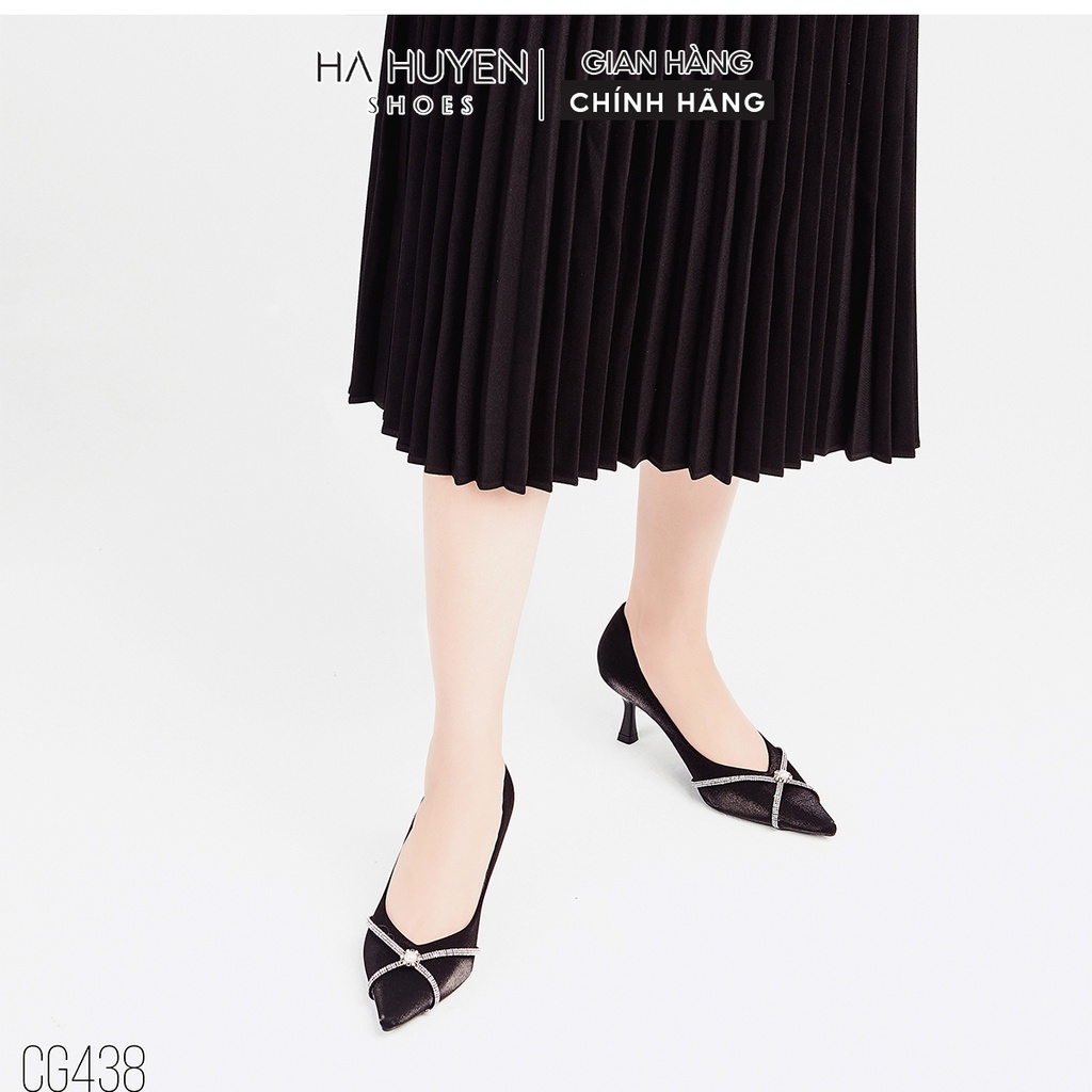 Giày cao gót lụa nữ Hà Huyền Shoes mũi nhọn đính đá chéo ngọc trai gót cong 5 phân - CG438