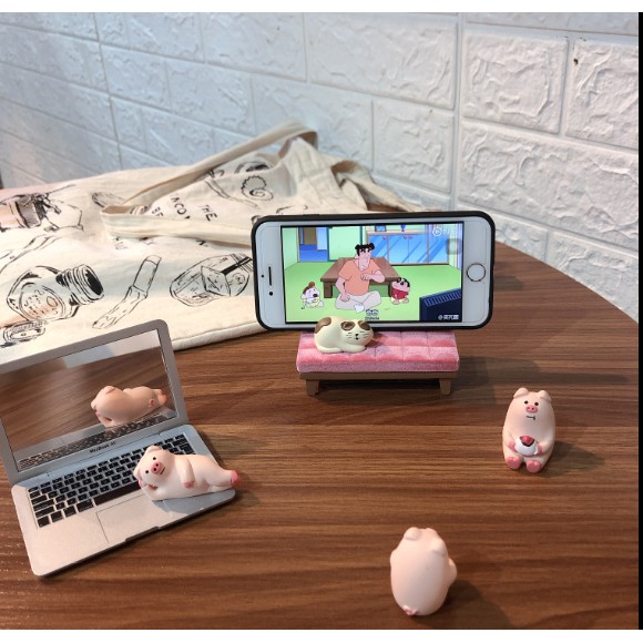 Kệ gía để điện thoại xem TV hoạt hình lợn dễ thương