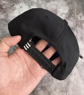 Snapback đen logo thêu