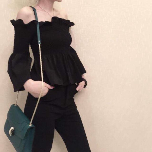 Áo Thun Khoét Vai Kiểu Hàn Quốc