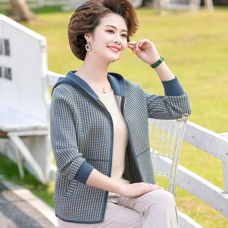 Áo len dệt kim của mẹ già trung niên
