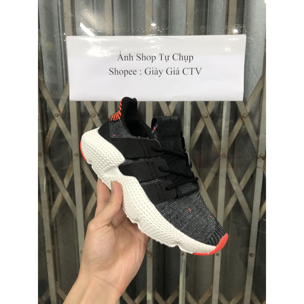 Giày sneaker đen cam đế trắng