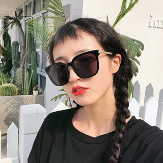 Kính râm đen dáng vuông