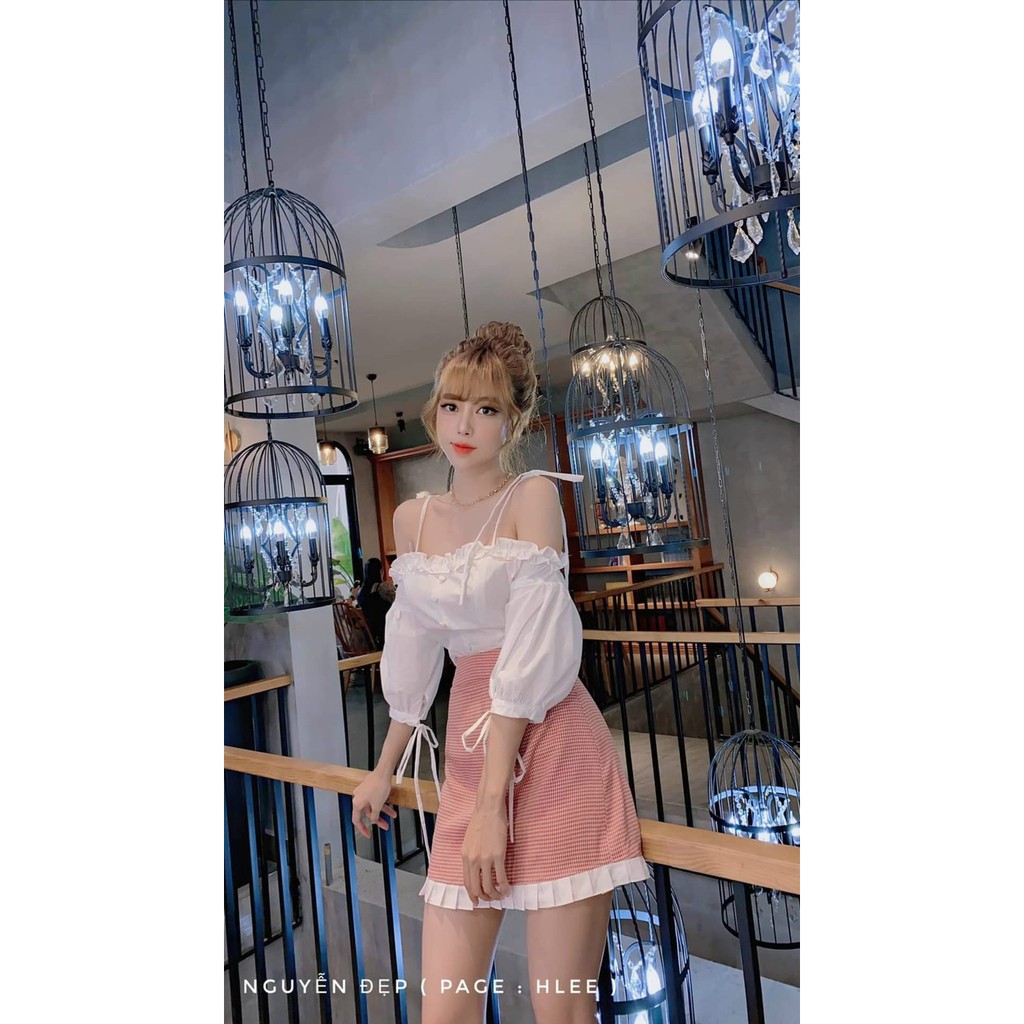 Set áo trễ vai buộc nơ phối bèo và chân váy caro có quần trong