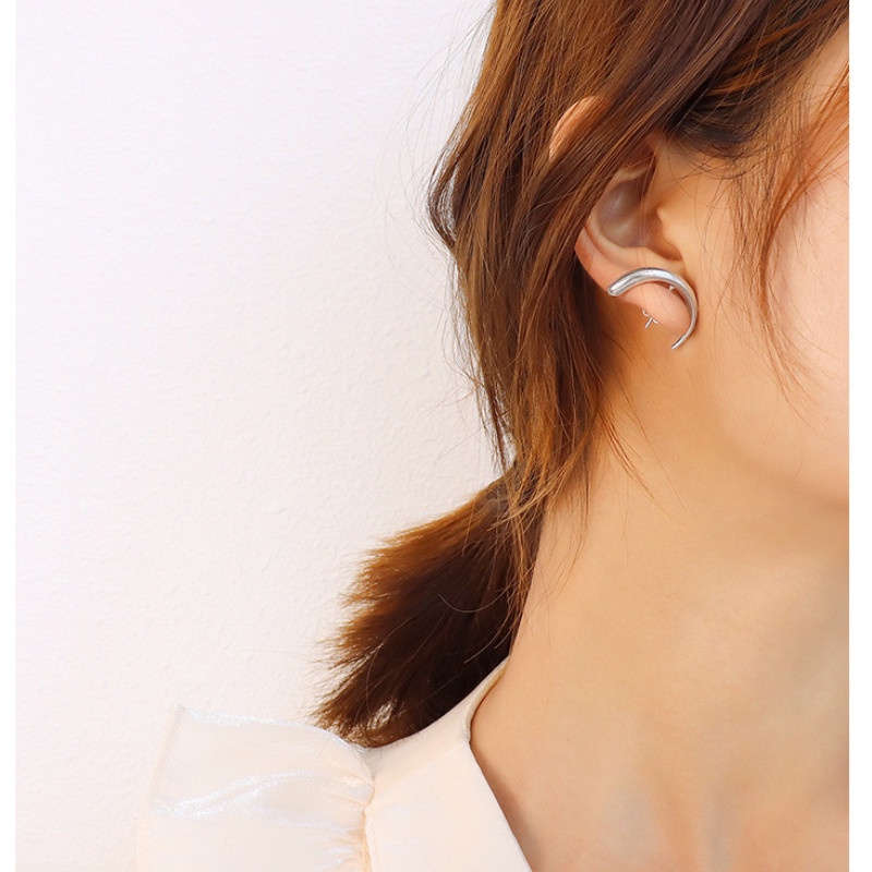 Bông Tai Trăng Lưỡi Liềm Titan Ko Han Rỉ TT 3969