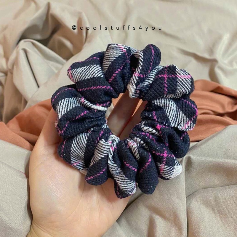 Đồ buộc tóc scrunchies caro nỉ hoạ tiết trắng đen line hồng