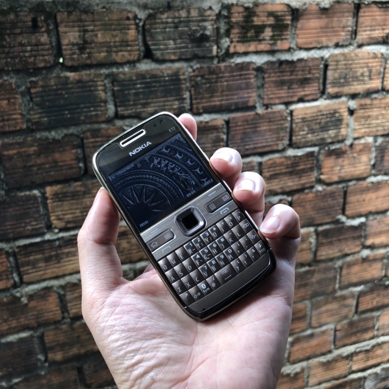 Điện Thoại Nokia E72 Màu Đồng