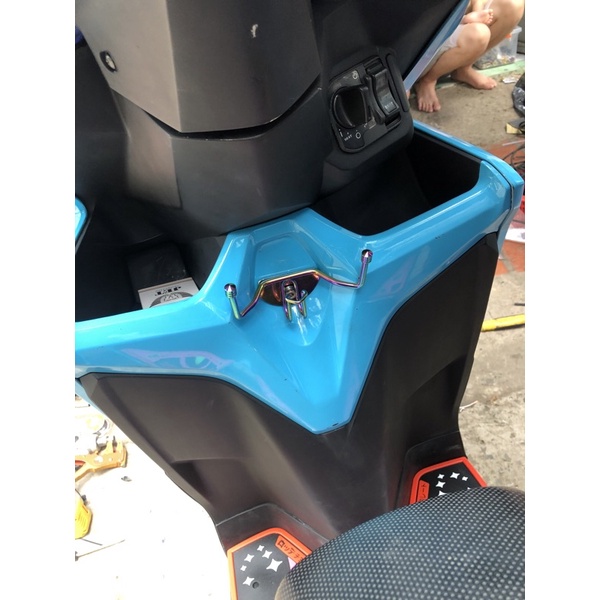 Combo móc titan gắn cho vario 2018-2021 như zin đẹp móc giữa titan